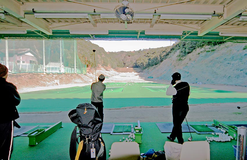 写真：八幡山ゴルフ練習場 外観