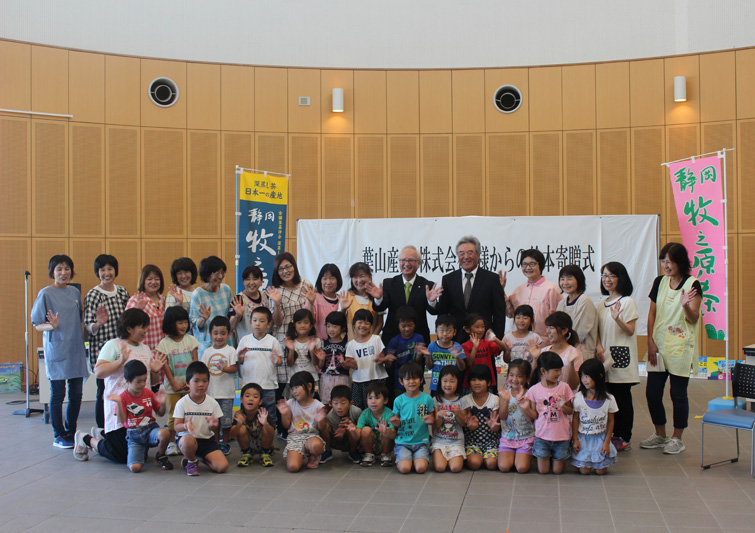 写真:牧之原市内の幼稚園・保育園に1033冊の絵本を寄贈の様子